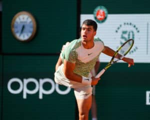 Carlos Alcaraz a Parigi in uscita dal servizio(© depositphotos)