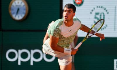 Carlos Alcaraz a Parigi in uscita dal servizio(© depositphotos)