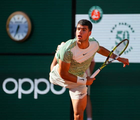 Carlos Alcaraz a Parigi in uscita dal servizio(© depositphotos)