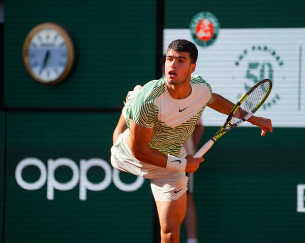 Carlos Alcaraz a Parigi in uscita dal servizio(© depositphotos)