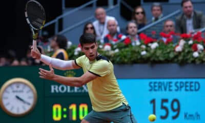 Carlos Alcaraz a Madrid, impegnato in una variazione di dritto (© depositphotos)