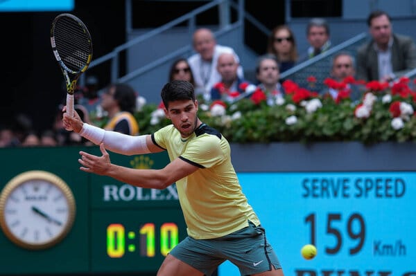 Carlos Alcaraz a Madrid, impegnato in una variazione di dritto (© depositphotos)