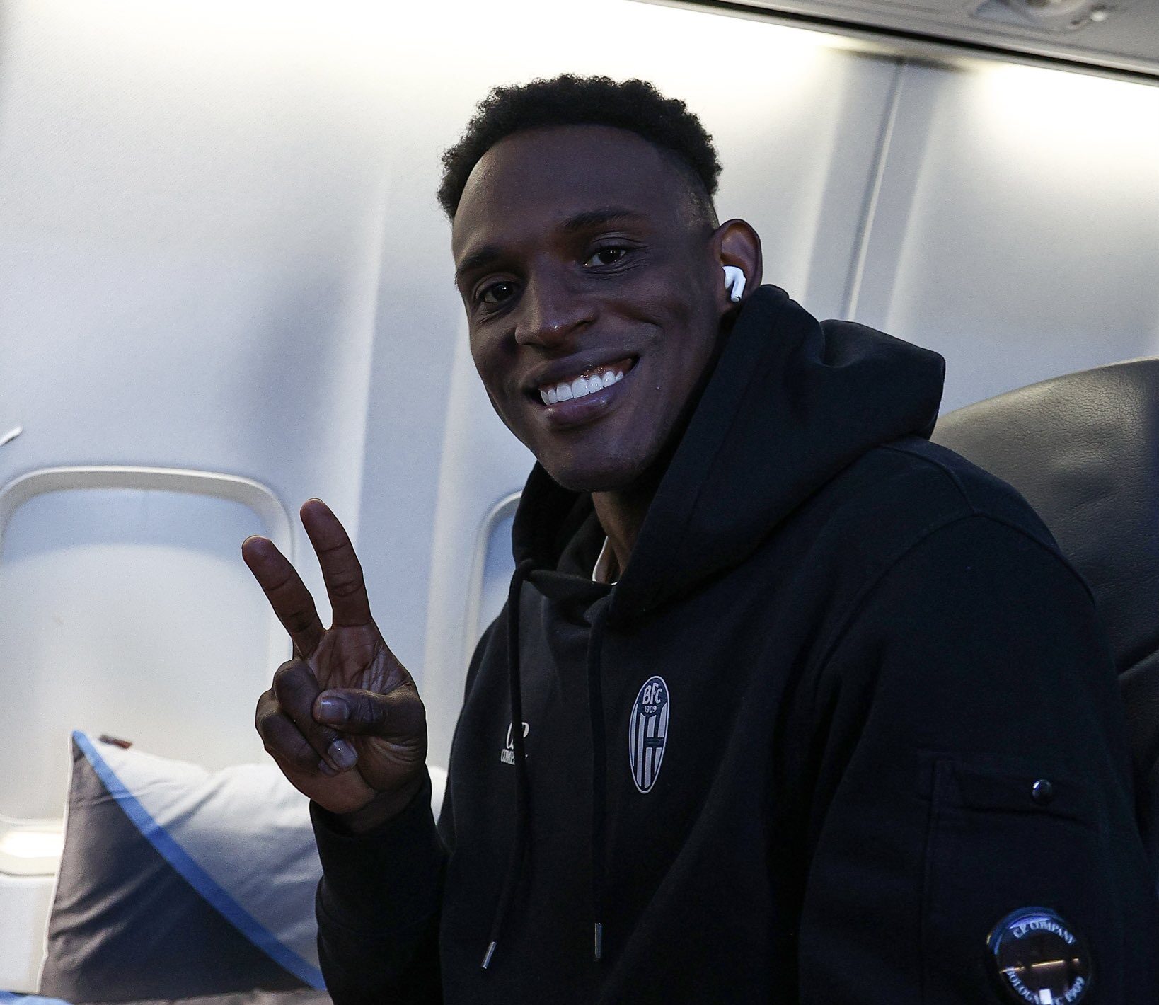 Jhon Lucumí in partenza per Bucarest (© Bologna FC)