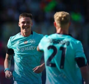 Holm esulta con Odgaard per il gol del momento 1-0 in Cagliari-Bologna (© Bologna FC 1909)