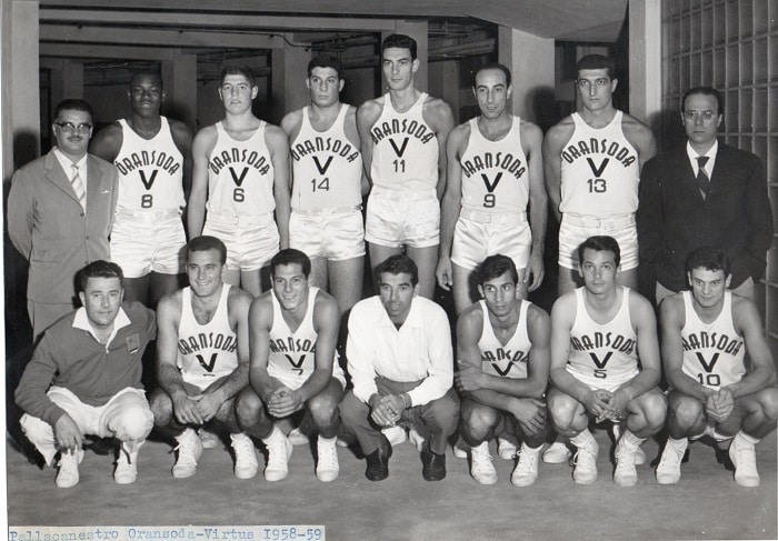 Virtus Pallacanestro Ventitreesima puntata. La Virtus 1958/59. In piedi: Rocchi, F. Johnson, Lombardi, Giovanelli, Calebotta, Alesini, Gambini, Zambonelli. Sotto: Gardini, Porcelli, Testoni, Tracuzzi, Pellanera, Lucev, Canna.