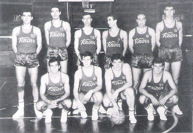Virtus Pallacanestro Venticinquesima puntata. La Virtus 1963/64. In poedi: Borghetti, Calebotta, Bonetto, Zuccheri, Alesini, Rossi. Sotto: Pellanera, A. Giomo, Lombardi, Tesoro.
