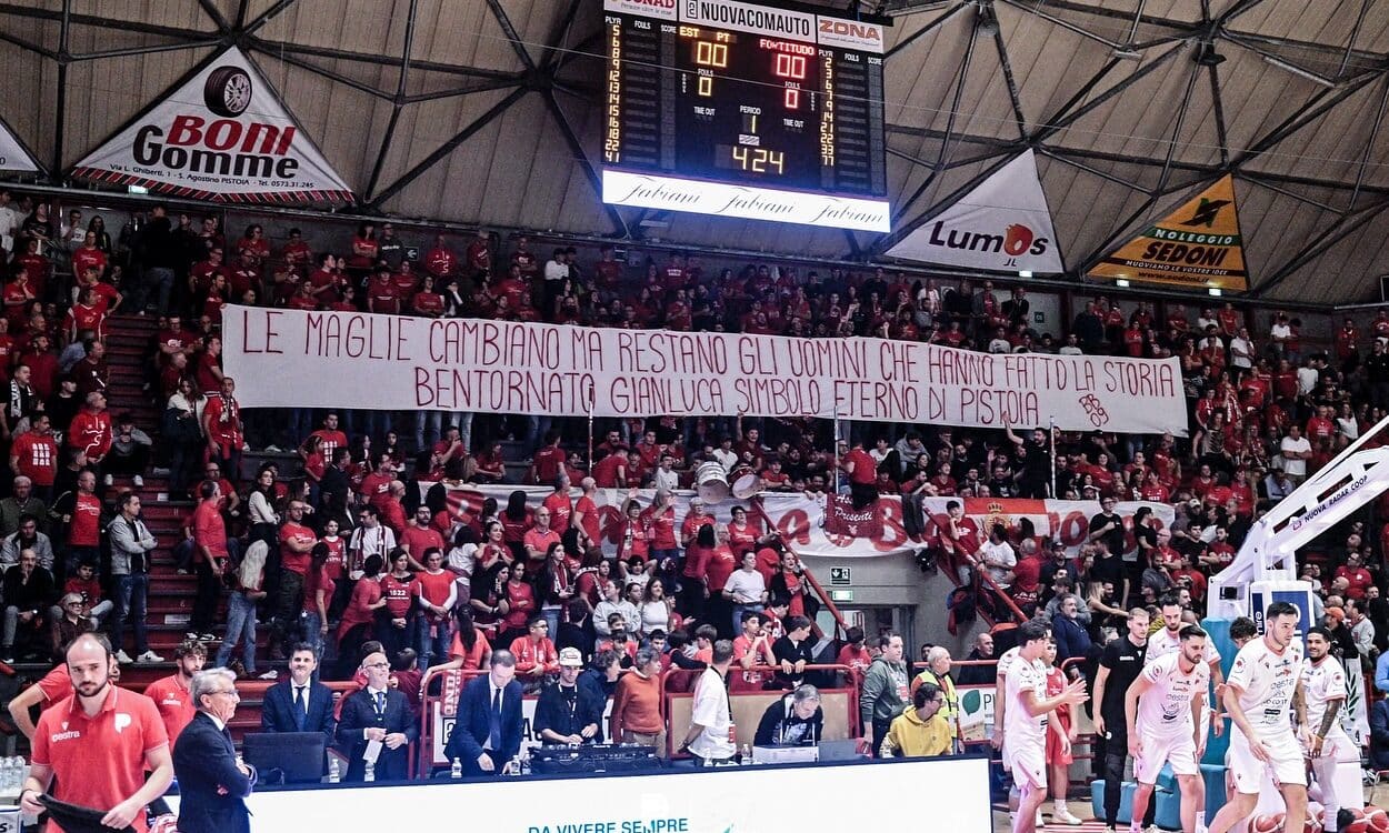 Lo striscione di bentornato del Pistoia Basket per Gianluca Della Rosa crediti Pistoia Basket