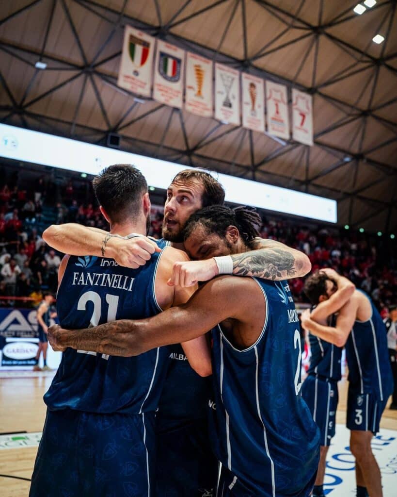 Matteo Fantinelli, Paulius Sorokas e Lee Moore crediti Fortitudo Pallacanestro