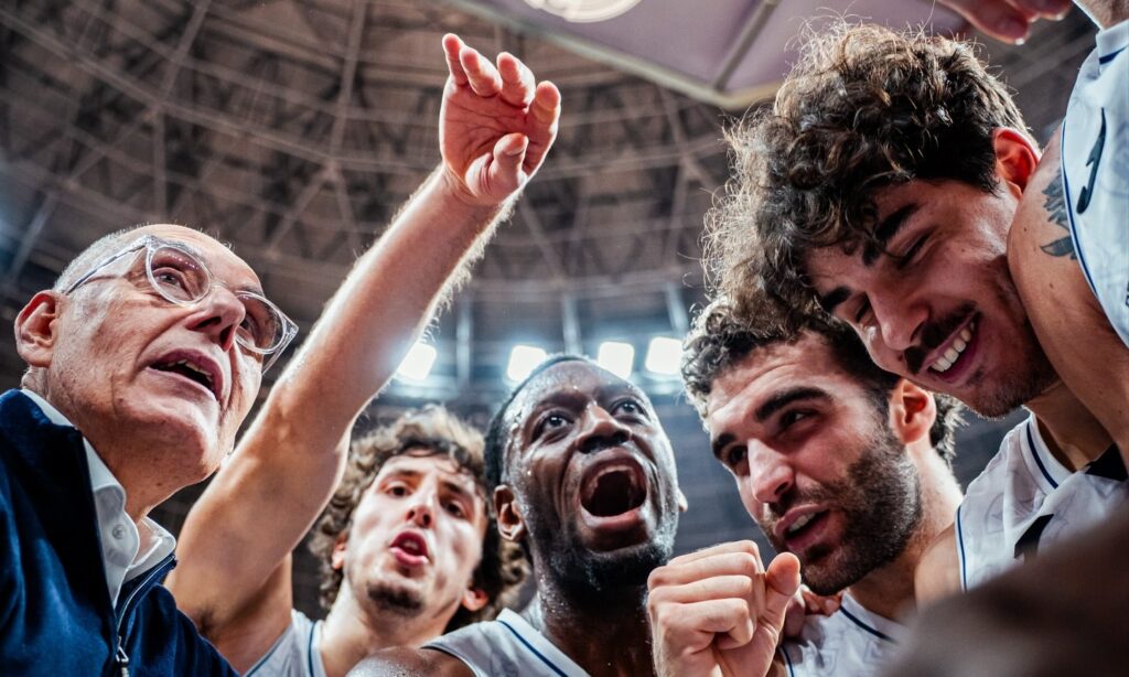 La Fortitudo Bologna festeggia la vittoria contro Forlì (©Fortitudo Pallacanestro)
