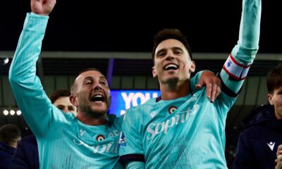 Federico Bernardeschi e Nikola Moro festeggiano dopo Udinese-Bologna (0-3)(© Bologna FC 1909-18)