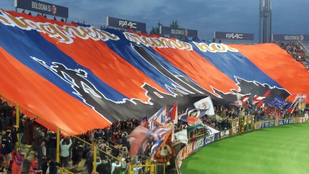 Immagine della coreografia con copri-curva dei tifosi del Bologna "Bolognesi siamo noi"