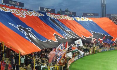 Immagine della coreografia con copri-curva dei tifosi del Bologna "Bolognesi siamo noi"