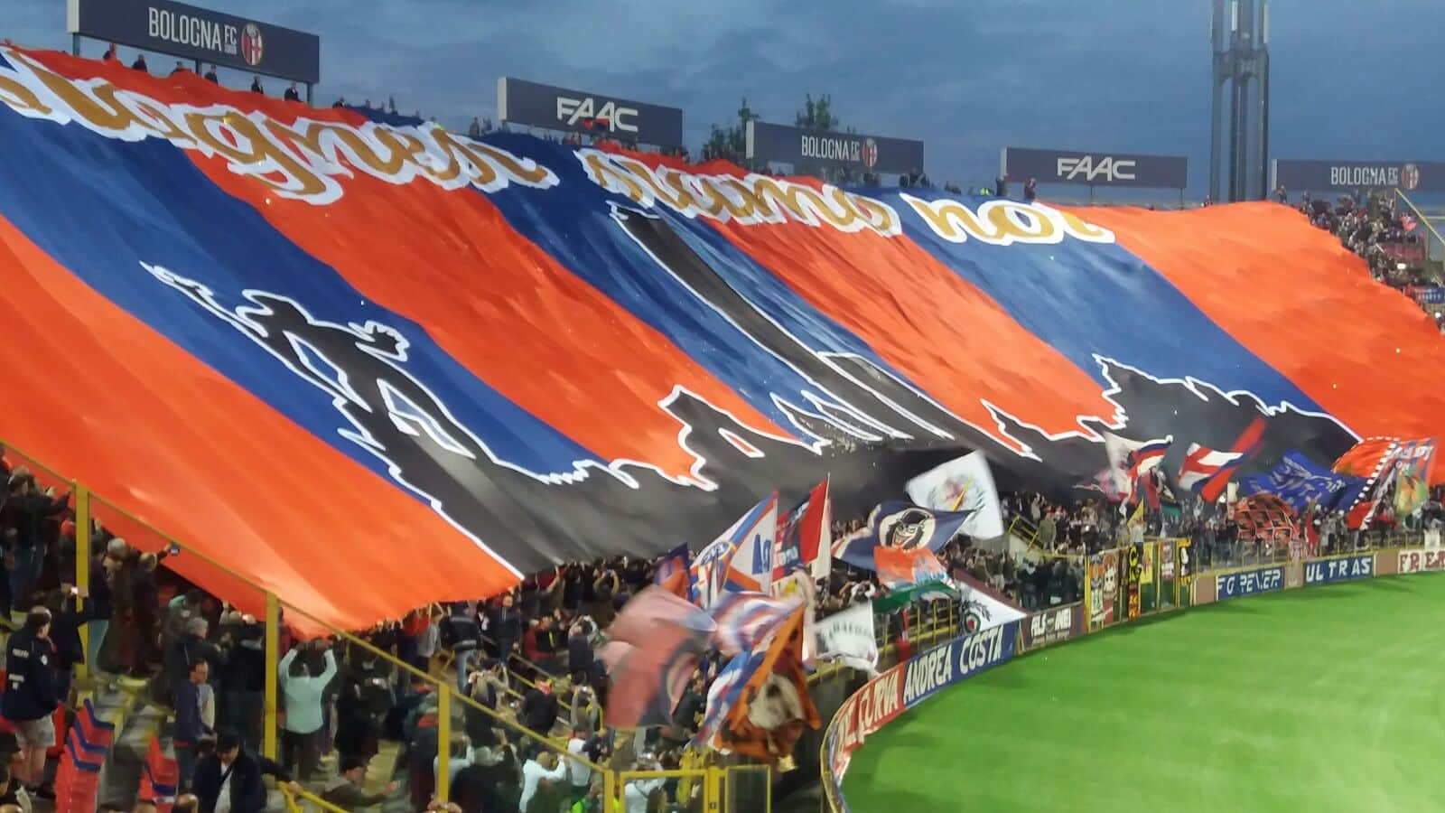 Immagine della coreografia con copri-curva dei tifosi del Bologna "Bolognesi siamo noi"