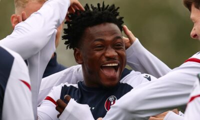 Ibrahim Sulemana scherza con i compagni durante l'allenamento a Casteldebole (©Bologna Fc 1909 via Facebook)