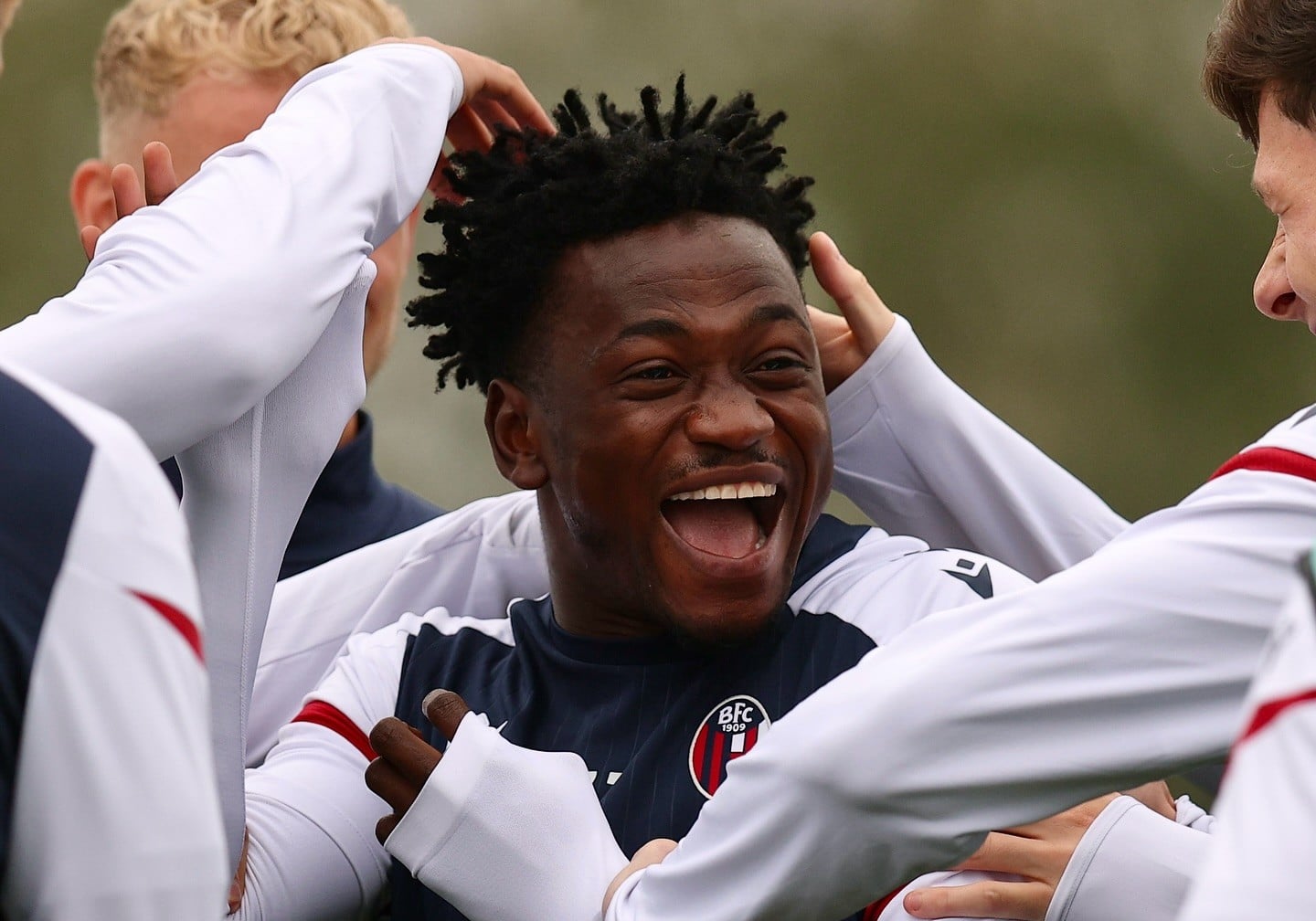 Ibrahim Sulemana scherza con i compagni durante l'allenamento a Casteldebole (©Bologna Fc 1909 via Facebook)