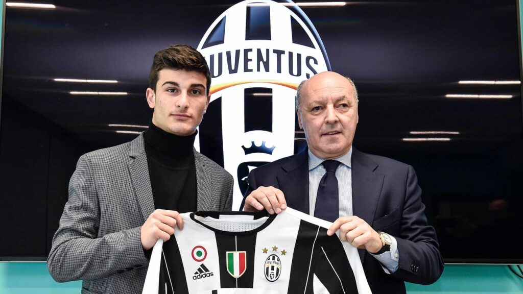 Orsolini con Marotta dopo la firma del contratto con la Juventus (© Juventus FC)