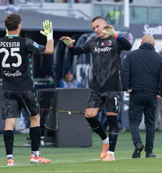 Pessina e Skoruspki durante Bologna-Napoli (2-0)