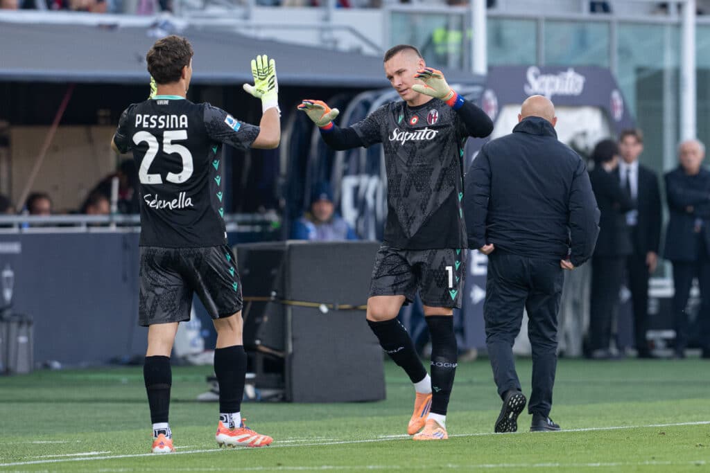 Il momento del cambio tra Lukasz Skorupski e Massimo Pessina durante Bologna-Napoli (©Damiano Fiorentini)