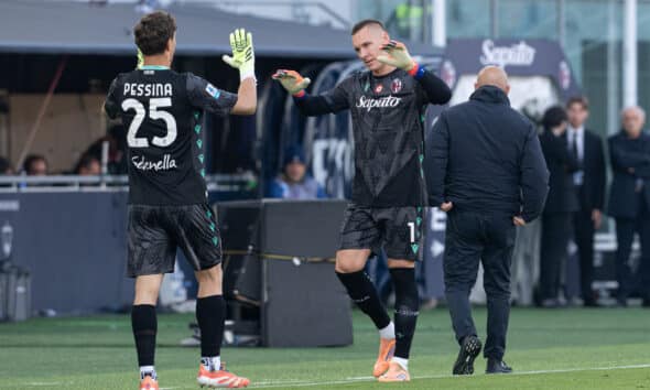 Il momento del cambio tra Lukasz Skorupski e Massimo Pessina durante Bologna-Napoli (©Damiano Fiorentini)