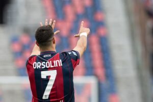 Riccardo Orsolini con la maglia del Bologna stagione 2025/2026