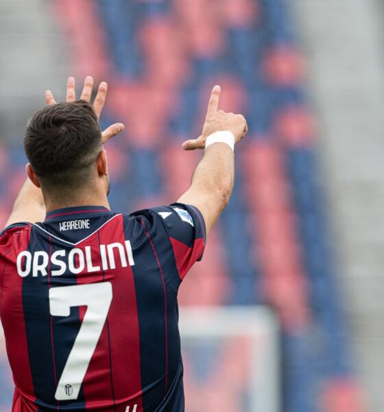 Riccardo Orsolini con la maglia del Bologna stagione 2025/2026