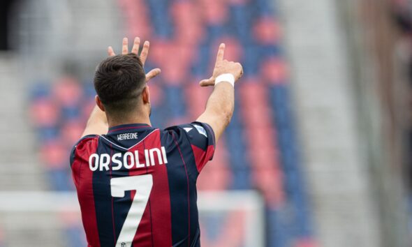 Riccardo Orsolini con la maglia del Bologna stagione 2025/2026