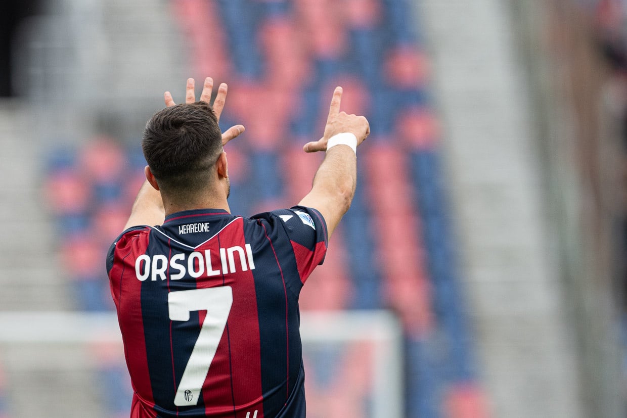 Riccardo Orsolini con la maglia del Bologna stagione 2025/2026