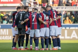 Il cerchio dei giocatori del Bologna (© Damiano Fiorentini)