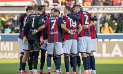 Il cerchio dei giocatori del Bologna (© Damiano Fiorentini)