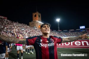 Santiago Castro davanti ai tifosi rossoblù (© Damiano Fiorentini)