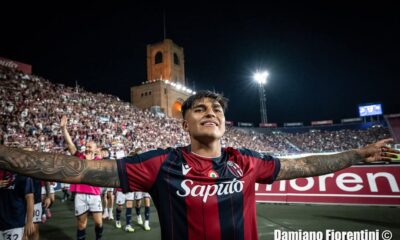 Santiago Castro davanti ai tifosi rossoblù (© Damiano Fiorentini)