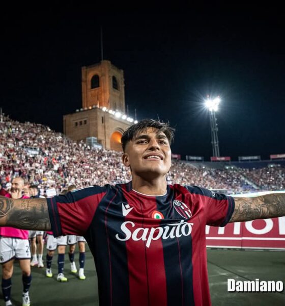 Santiago Castro davanti ai tifosi rossoblù (© Damiano Fiorentini)