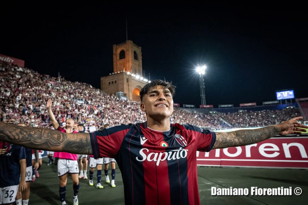 Santiago Castro davanti ai tifosi rossoblù (© Damiano Fiorentini)