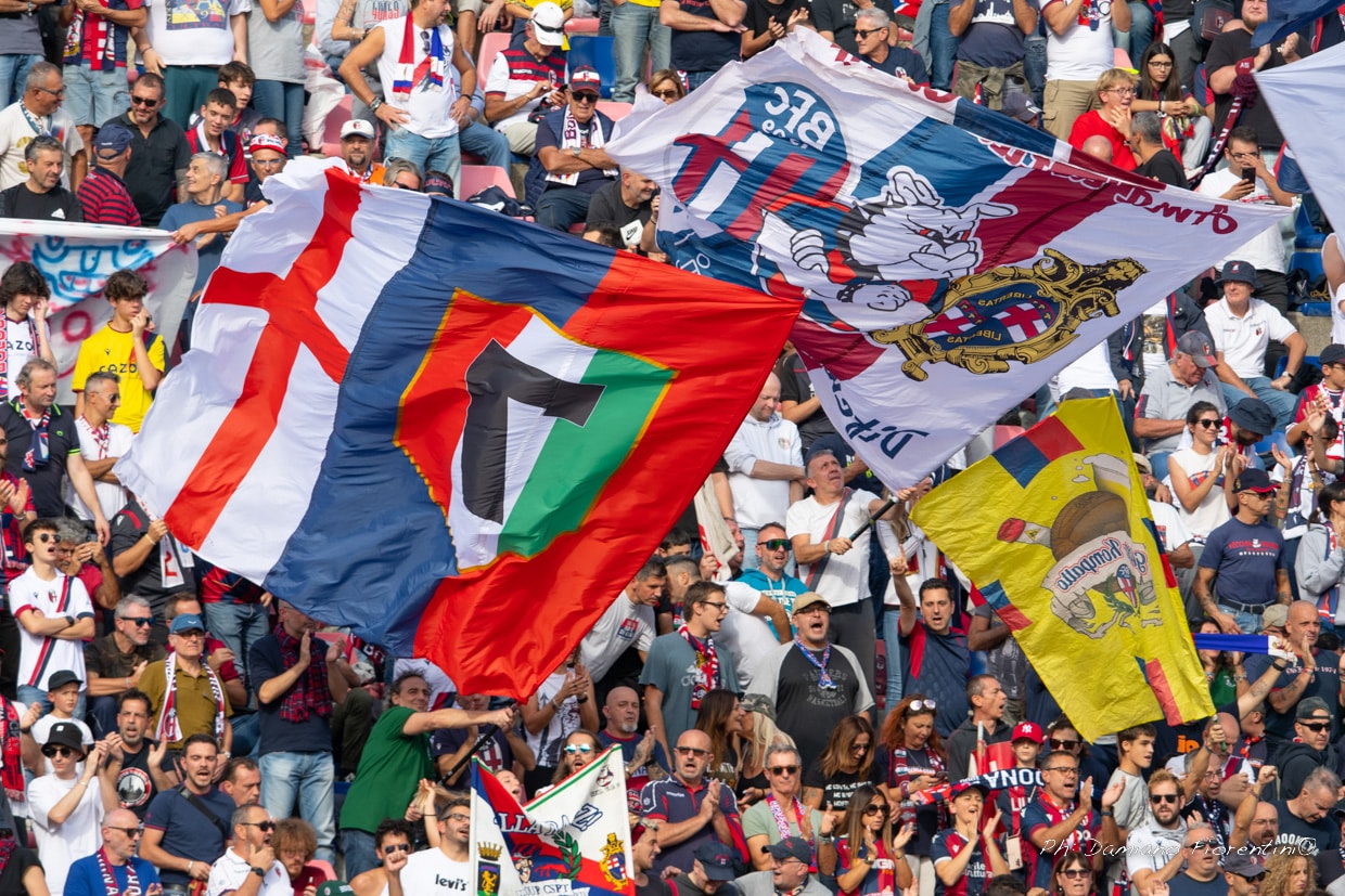 Foto di tifosi del Bologna in Curva Bulgarelli