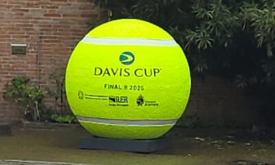 Una delle palline installate nei pressi della Porta (© 1000cuorirossoblu)