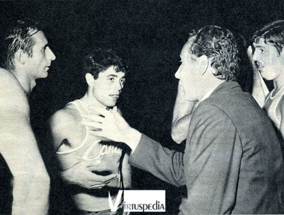 Virtus Pallacanestro Ventiseiesima puntata. Virtus 1966/67: Pellanera, Cosmelli e Lombardi ascoltano coach Sip.