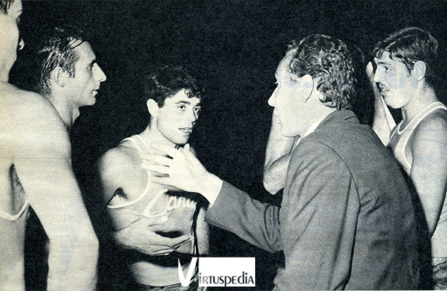 Virtus Pallacanestro Ventiseiesima puntata. Virtus 1966/67: Pellanera, Cosmelli e Lombardi ascoltano coach Sip.