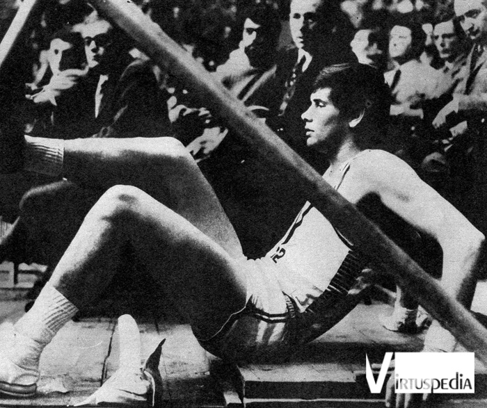 Virtus Pallacanestro Ventisettesima puntata. Driscoll condizionato da infortuni nel 1969/70. Qui la distorsione alla caviglia rimediata a Milano.