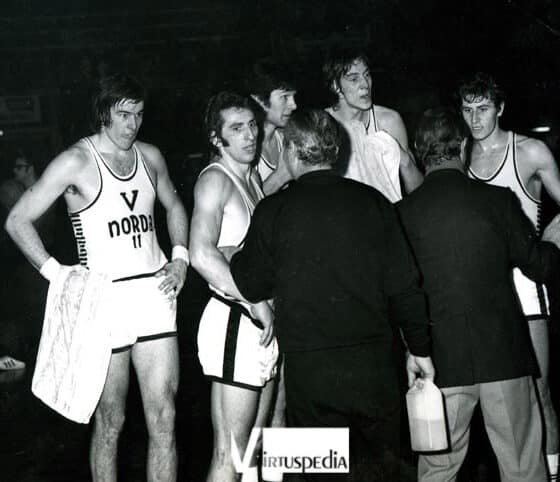 Virtus Pallacanestro Trentesima puntata. Time out della Virtus 1972/73: Fultz, Gergati, Benelli, Nanni, Ferracini, Albonico. Di spalle il massaggiatore Nanni e l’allenatore Nico Messina.