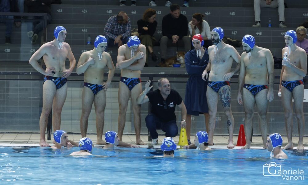 La Rari Nantes intorno a coach Andrea Sellaroli crediti Gabriele Vanoni