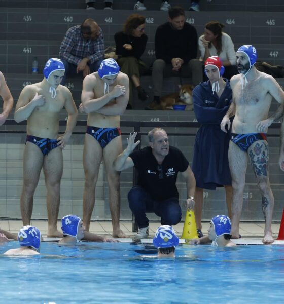 La Rari Nantes intorno a coach Andrea Sellaroli crediti Gabriele Vanoni