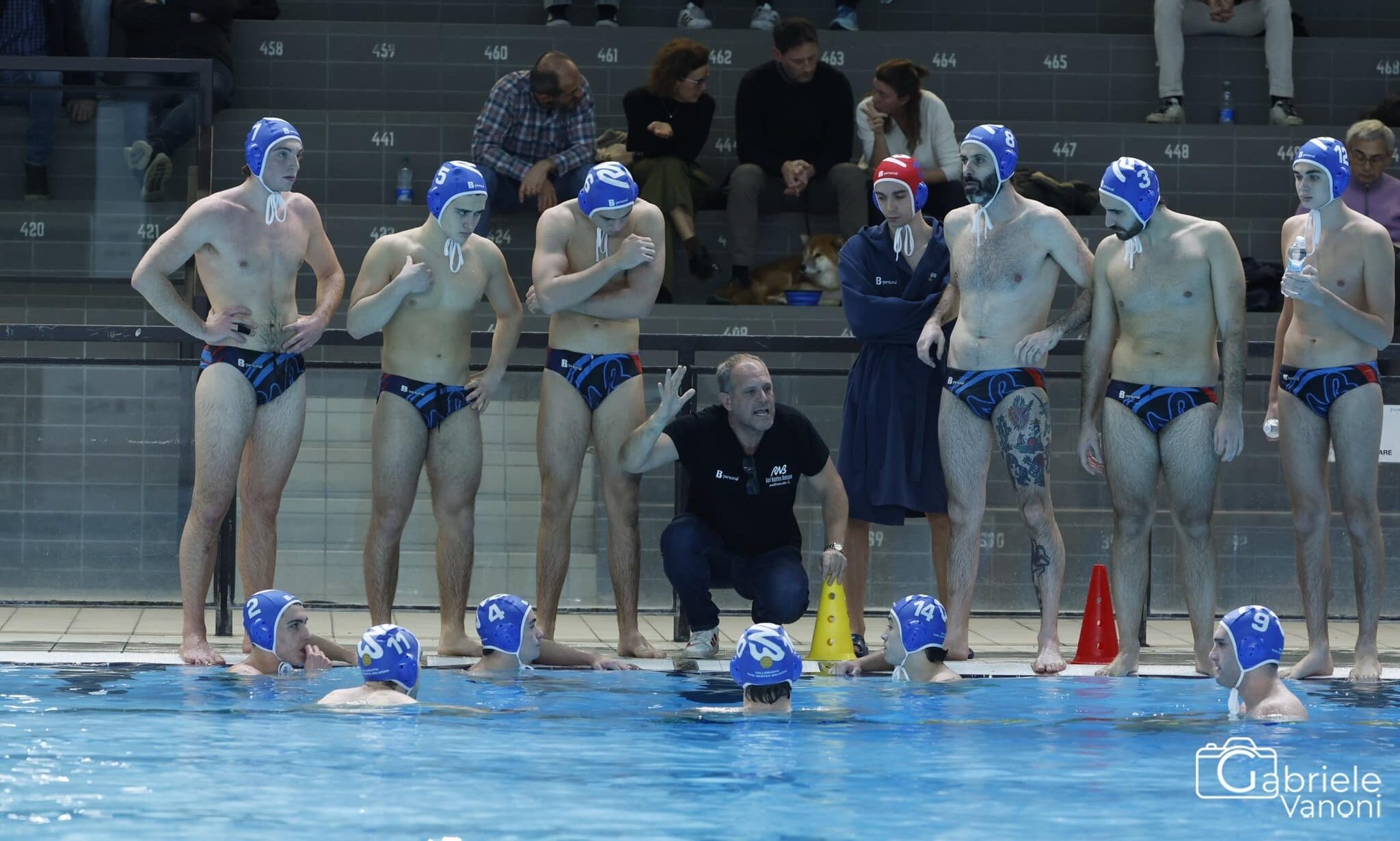 La Rari Nantes intorno a coach Andrea Sellaroli crediti Gabriele Vanoni