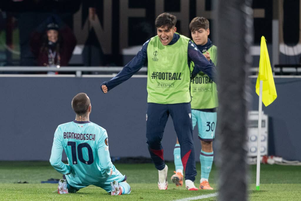 Bernardeschi esulta con Castro - Bologna-Salisburgo 4-1