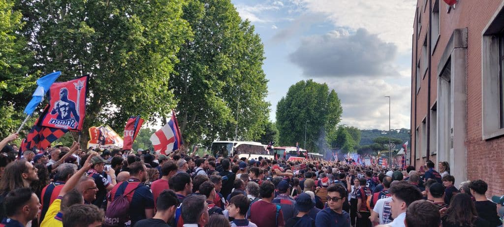 Immagine del corteo dei tifosi del Bologna prima della finale di Coppa Italia 2025