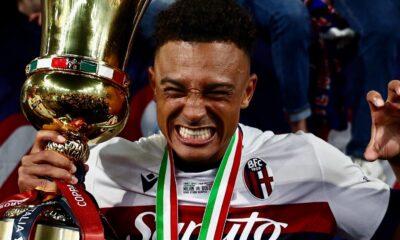 Dan Ndoye festeggia dopo la vittoria della Coppa Italia (© Bologna FC 1909)