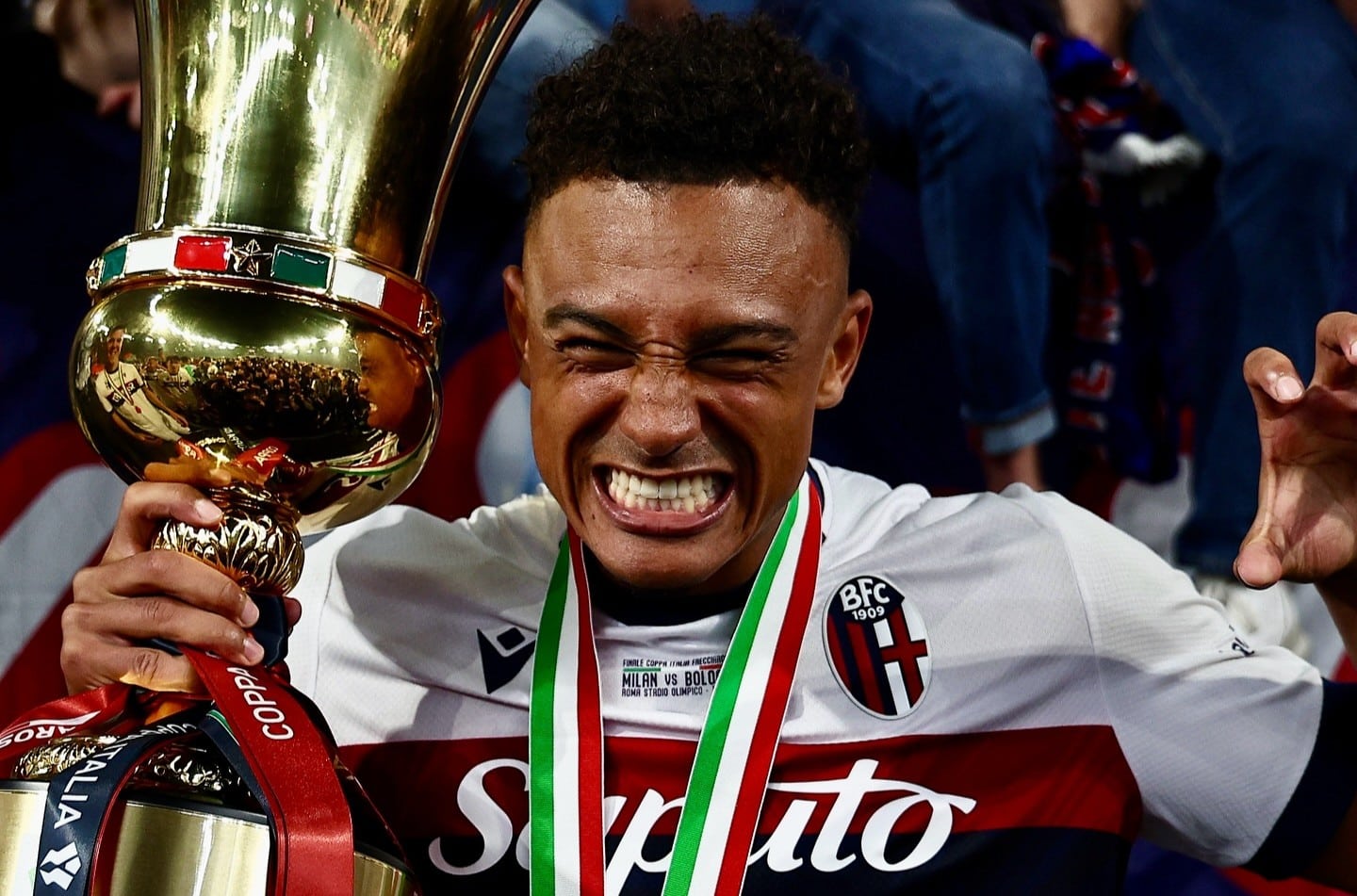 Dan Ndoye festeggia dopo la vittoria della Coppa Italia (© Bologna FC 1909)