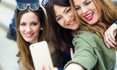 Ragazze durante un selfie (© Depositphotos)
