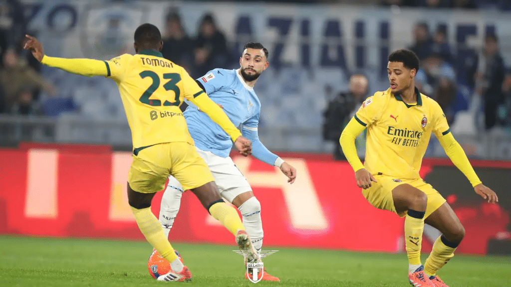 Un’azione di gioco di Lazio-Milan