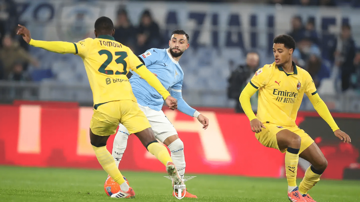 Un’azione di gioco di Lazio-Milan