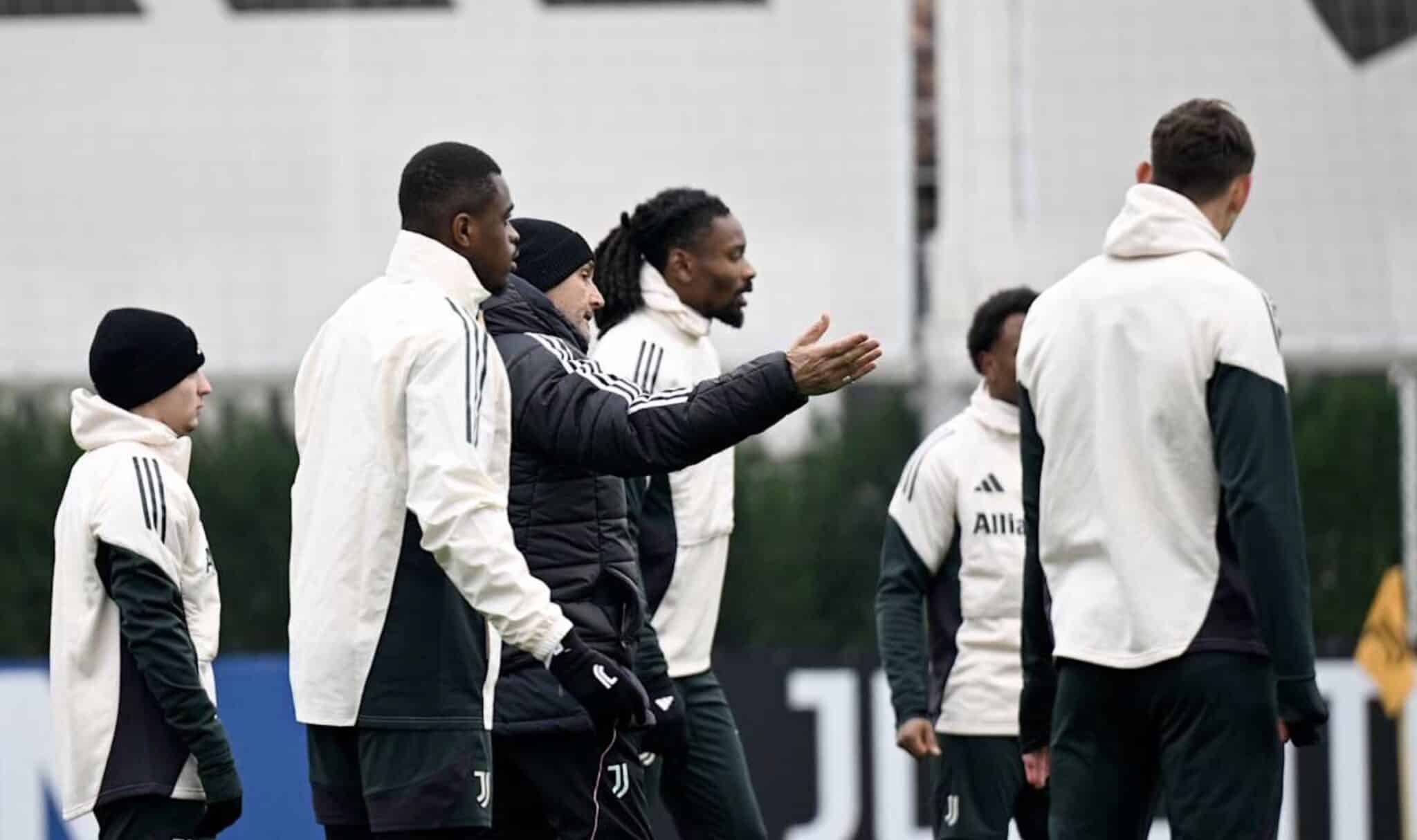 Luciano Spalletti parla con i suoi giocatori (© Juventus FC)